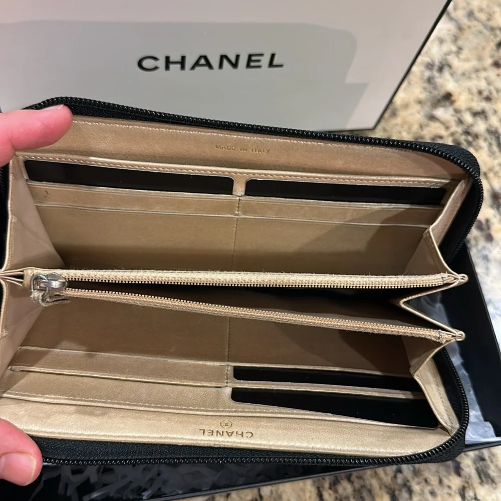 CHANEL Black leather Floral Camellia Embossed Wallet CC Gold Logo